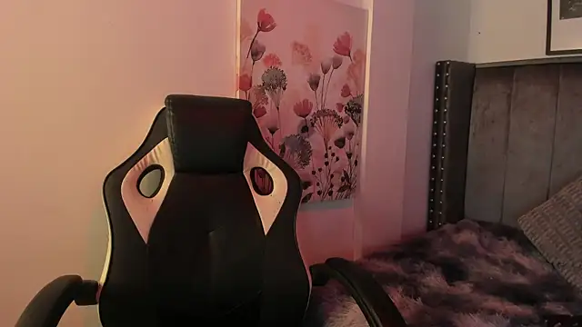 Alaia Cute online show from September 2025 02:17:01 AM