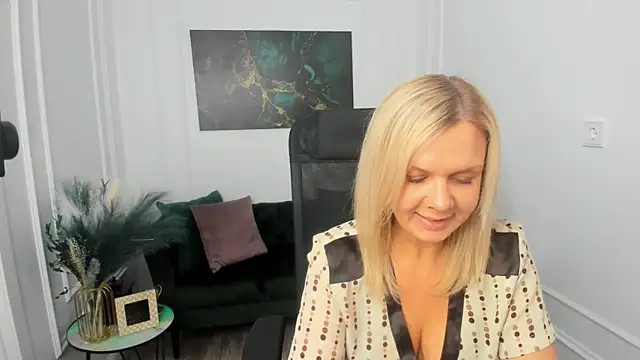 AgathaKlouin online show from March 2026 11:32:01 AM