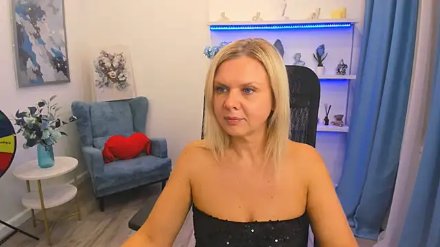 AgathaKlouin online show from April 2026 07:36:02 PM