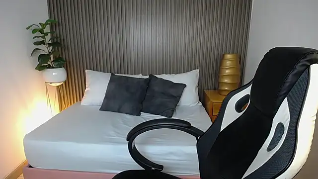 dania miller  online show from December 2024 09:37:01 PM