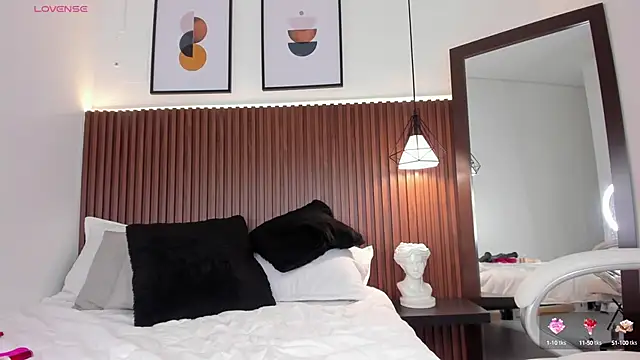 Snapshot of emma_white_01 chatting on December 2024 05:31:01 AM emma white 01 online show from December 2024 05:31:01 AM