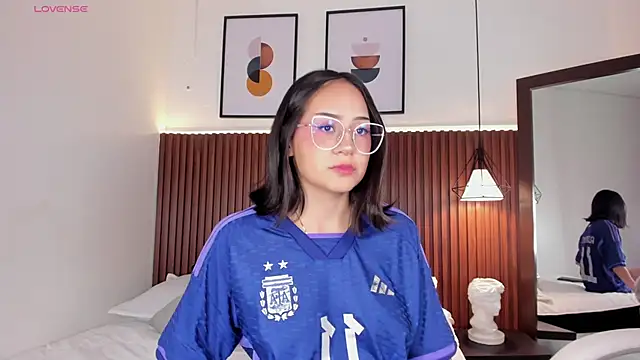 Snapshot of emma_white_01 chatting on December 2024 03:18:02 AM emma white 01 online show from December 2024 03:18:02 AM