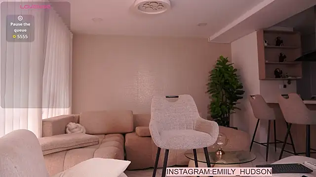 emily huddson  online show from April 2026 09:04:01 PM