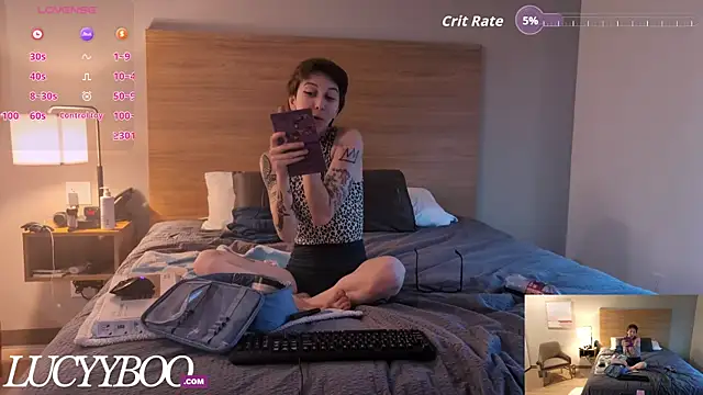 lovelylucyy online show from October 2025 10:43:02 PM