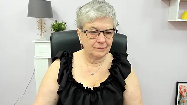 Snapshot of IrisDream chatting on May 2026 05:57:02 AM IrisDream online show from May 2026 05:57:02 AM