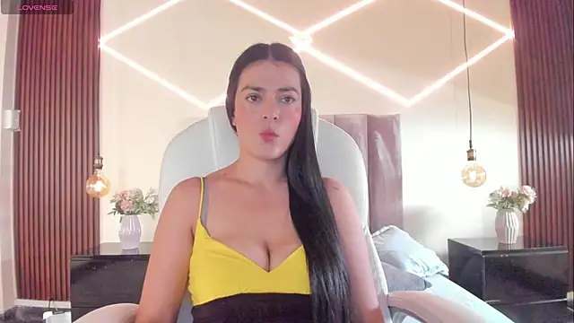 BellaClaiir online show from December 2025 02:44:02 PM