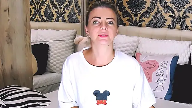 Snapshot of Aly_girl1 chatting on October 2025 06:57:02 AM Aly girl1 online show from October 2025 06:57:02 AM