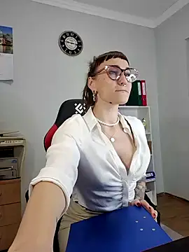 Snapshot of FoxRineHelen chatting on February 2025 02:16:01 PM FoxRineHelen online show from February 2025 02:16:01 PM