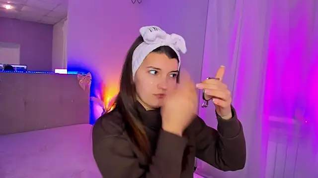 Laura Leee online show from April 2026 06:19:01 AM