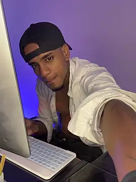 Snapshot of AaronCruz_ chatting on May 2026 11:53:01 PM AaronCruz online show from May 2026 11:53:01 PM