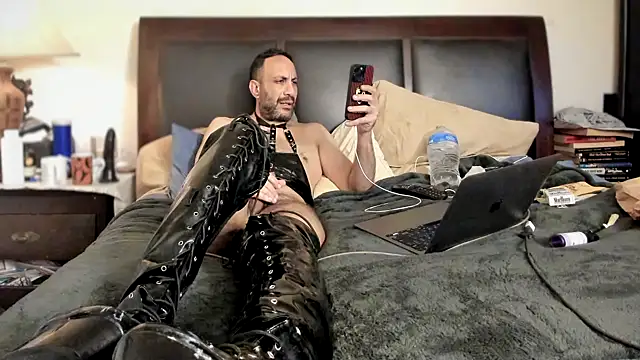 kinkyguy32323 online show from March 2026 01:44:02 PM