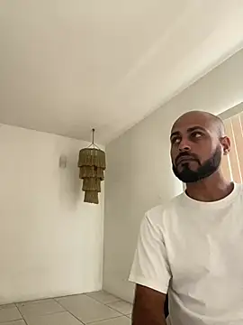 Snapshot of islandvybee55 chatting on January 2025 10:17:02 PM islandvybee55 online show from January 2025 10:17:02 PM