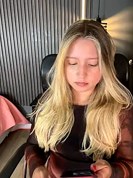 Snapshot of MiaPetit_ chatting on September 2025 12:11:01 AM MiaPetit online show from September 2025 12:11:01 AM