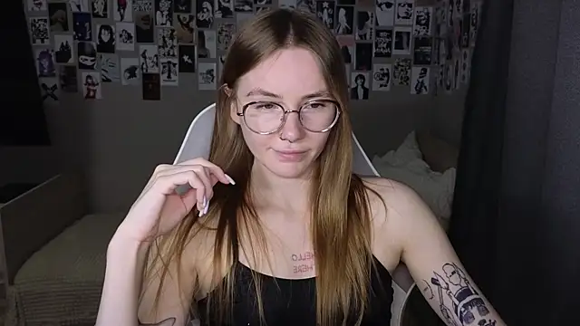 Snapshot of littlevildevil chatting on June 2026 08:24:02 AM littlevildevil online show from June 2026 08:24:02 AM