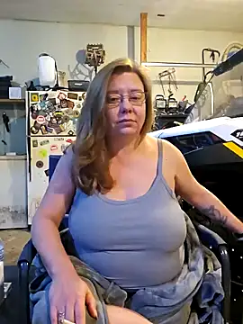 Snapshot of MsShelby40 chatting on December 2024 09:51:01 PM MsShelby40 online show from December 2024 09:51:01 PM
