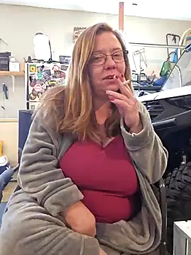 Snapshot of MsShelby40 chatting on January 2025 03:22:01 PM MsShelby40 online show from January 2025 03:22:01 PM