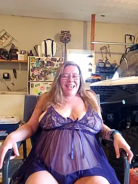 Snapshot of MsShelby40 chatting on September 2025 10:10:02 PM MsShelby40 online show from September 2025 10:10:02 PM