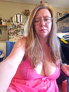 Snapshot of MsShelby40 chatting on September 2025 10:13:01 PM MsShelby40 online show from September 2025 10:13:01 PM