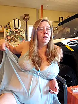 Snapshot of MsShelby40 chatting on October 2025 09:24:01 PM MsShelby40 online show from October 2025 09:24:01 PM