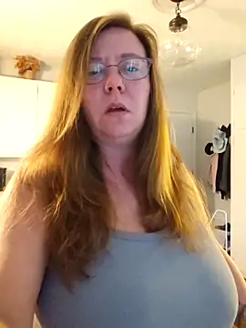 Snapshot of MsShelby40 chatting on October 2025 10:07:02 PM MsShelby40 online show from October 2025 10:07:02 PM
