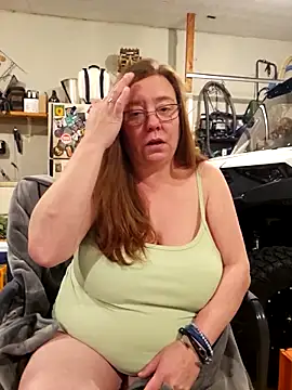 Snapshot of MsShelby40 chatting on December 2025 11:21:01 PM MsShelby40 online show from December 2025 11:21:01 PM