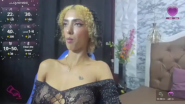 Snapshot of Queen_Cuarxxo chatting on December 2024 02:44:02 AM Queen Cuarxxo online show from December 2024 02:44:02 AM