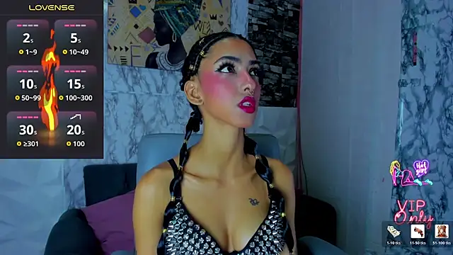 Snapshot of Queen_Cuarxxo chatting on July 2026 12:35:02 AM Queen Cuarxxo online show from July 2026 12:35:02 AM