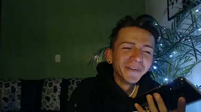 smallgiant27 online show from December 2024 11:17:02 PM