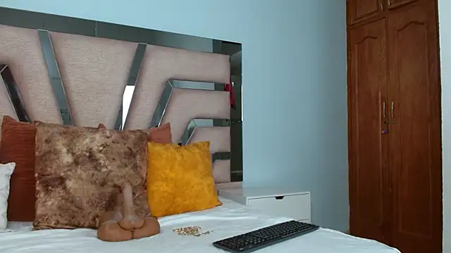 cintia hills online show from February 2025 03:50:02 AM