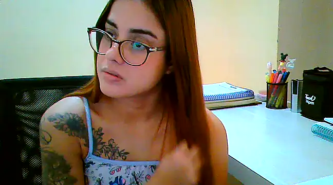 Snapshot of maliamiller chatting on March 2025 04:18:01 AM maliamiller online show from March 2025 04:18:01 AM