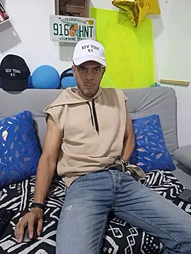 latinmartin73 online show from October 2025 11:47:02 PM