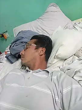 Andresguz35 online show from February 2026 02:41:02 AM