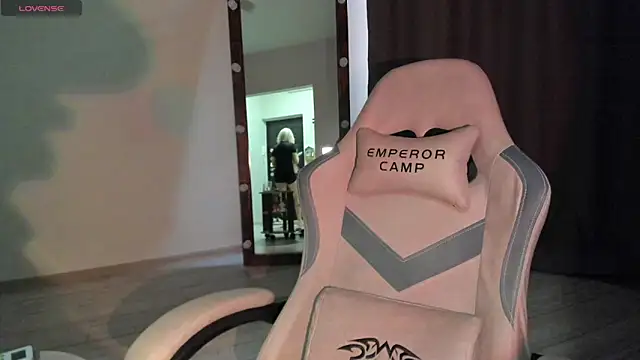 Lana Younes online show from November 2025 01:21:02 PM