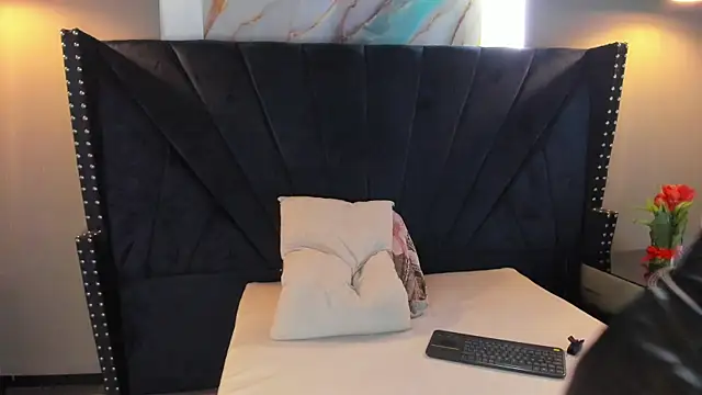 MAHIASMITH13 online show from November 2025 01:21:02 PM