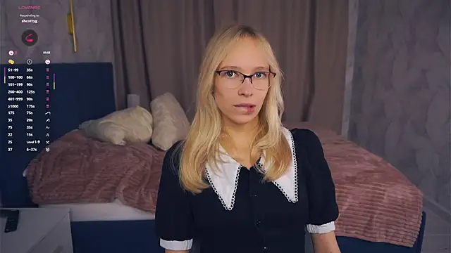 LynetBurby online show from October 2025 03:32:01 PM