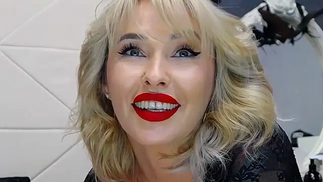 IssaSmith online show from October 2025 07:43:01 AM