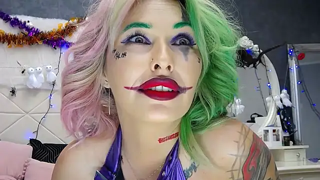 IssaSmith online show from October 2025 08:04:02 AM