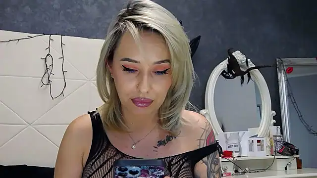 IssaSmith online show from November 2025 09:12:02 AM