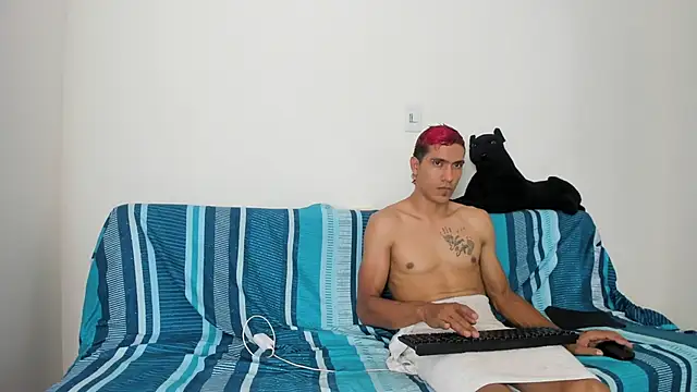 Snapshot of QuinnAndpuma1 chatting on January 2025 03:52:02 AM QuinnAndpuma1 online show from January 2025 03:52:02 AM