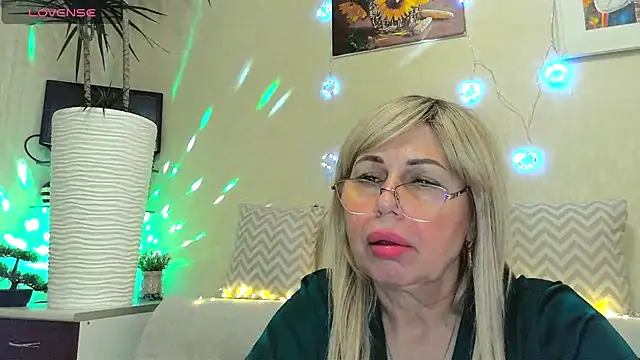 Snapshot of SusieNoreen chatting on January 2025 01:52:01 PM SusieNoreen online show from January 2025 01:52:01 PM