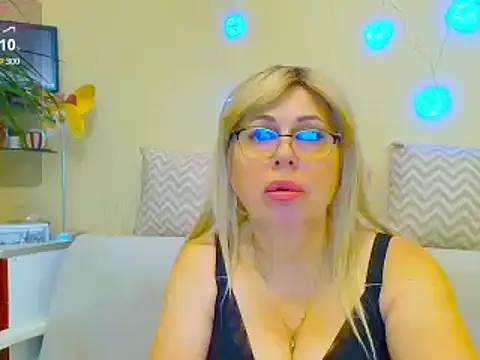 Snapshot of SusieNoreen chatting on February 2025 04:12:02 AM SusieNoreen online show from February 2025 04:12:02 AM