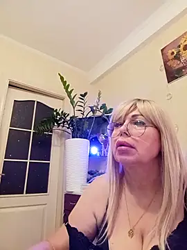 Snapshot of SusieNoreen chatting on September 2025 12:11:01 AM SusieNoreen online show from September 2025 12:11:01 AM