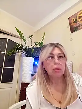 Snapshot of SusieNoreen chatting on September 2025 11:21:01 PM SusieNoreen online show from September 2025 11:21:01 PM