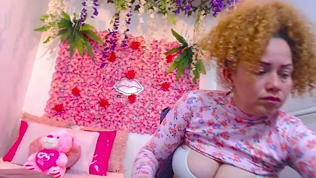 BLONDE SEXYHOT online show from October 2025 05:26:02 PM