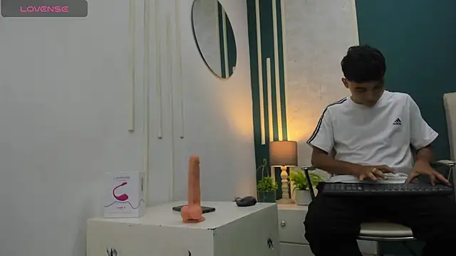 Austin Cardieff online show from December 2024 07:35:01 PM