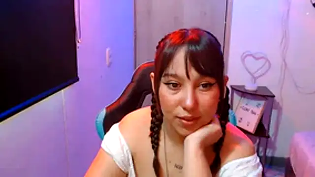 Snapshot of Skarlet_Adams28 chatting on May 2026 08:39:01 PM Skarlet Adams28 online show from May 2026 08:39:01 PM