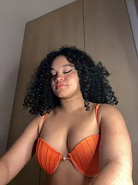 Snapshot of Lucy_wilson5 chatting on December 2024 03:27:02 AM Lucy wilson5 online show from December 2024 03:27:02 AM