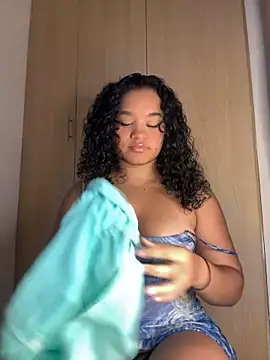 Snapshot of Lucy_wilson5 chatting on February 2025 04:21:01 AM Lucy wilson5 online show from February 2025 04:21:01 AM