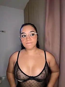 Snapshot of Lucy_wilson5 chatting on February 2025 06:32:02 AM Lucy wilson5 online show from February 2025 06:32:02 AM