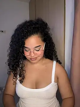Snapshot of Lucy_wilson5 chatting on February 2025 07:15:01 AM Lucy wilson5 online show from February 2025 07:15:01 AM